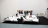 8 performer have been sleeping, 8 freiwillige Performerinnen/Performer schlafen 4 Stunden 5 Minuten lang bei der "GROSSE 2013".