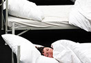 8 performer have been sleeping, 8 freiwillige Performerinnen/Performer schlafen 4 Stunden 5 Minuten lang bei der "GROSSE 2013".