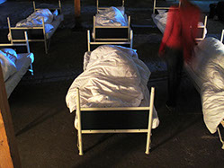 16 performer have been sleeping. 16 freiwillige Performerinnen/Performer schlafen 4 Stunden lang bei der OSTRALE´014.