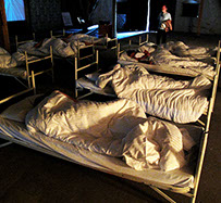 16 performer have been sleeping. 16 freiwillige Performerinnen/Performer schlafen 4 Stunden lang bei der OSTRALE´014.
