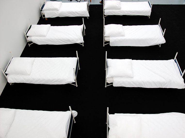 8 performer have been sleeping, 8 freiwillige Performerinnen/Performer schlafen 4 Stunden 5 Minuten lang bei der "GROSSE 2013".