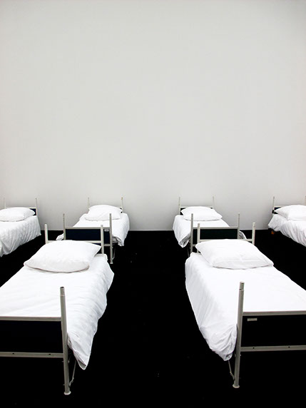 8 performer have been sleeping, 8 freiwillige Performerinnen/Performer schlafen 4 Stunden 5 Minuten lang bei der "GROSSE 2013".