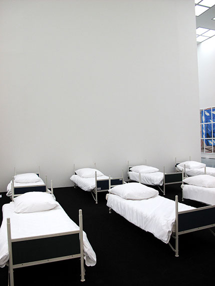 8 performer have been sleeping, 8 freiwillige Performerinnen/Performer schlafen 4 Stunden 5 Minuten lang bei der "GROSSE 2013".