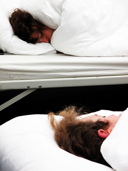 8 performer have been sleeping, 8 freiwillige Performerinnen/Performer schlafen 4 Stunden 5 Minuten lang bei der "GROSSE 2013".