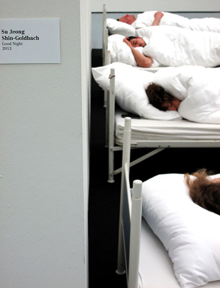 8 performer have been sleeping, 8 freiwillige Performerinnen/Performer schlafen 4 Stunden 5 Minuten lang bei der "GROSSE 2013".