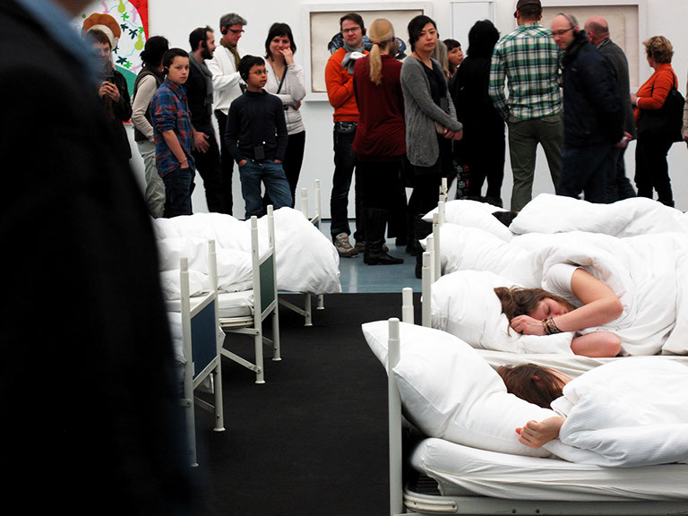 8 performer have been sleeping, 8 freiwillige Performerinnen/Performer schlafen 4 Stunden 5 Minuten lang bei der "GROSSE 2013".