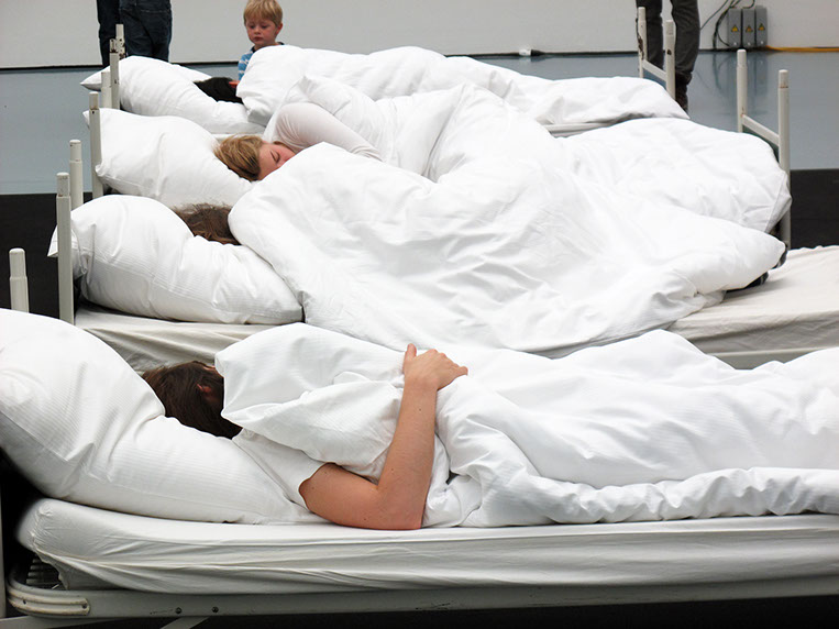 8 performer have been sleeping, 8 freiwillige Performerinnen/Performer schlafen 4 Stunden 5 Minuten lang bei der "GROSSE 2013".