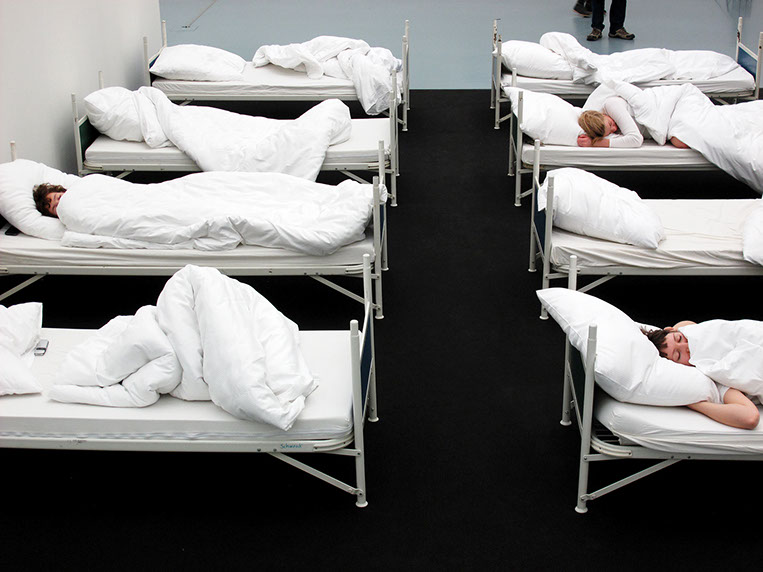 8 performer have been sleeping, 8 freiwillige Performerinnen/Performer schlafen 4 Stunden 5 Minuten lang bei der "GROSSE 2013".