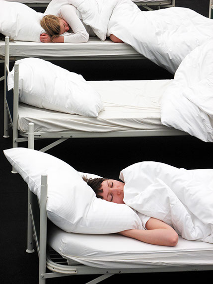 8 performer have been sleeping, 8 freiwillige Performerinnen/Performer schlafen 4 Stunden 5 Minuten lang bei der "GROSSE 2013".