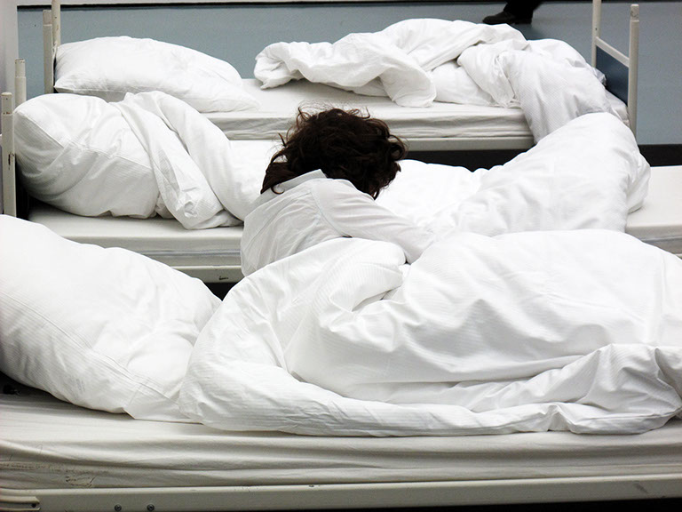 8 performer have been sleeping, 8 freiwillige Performerinnen/Performer schlafen 4 Stunden 5 Minuten lang bei der "GROSSE 2013".