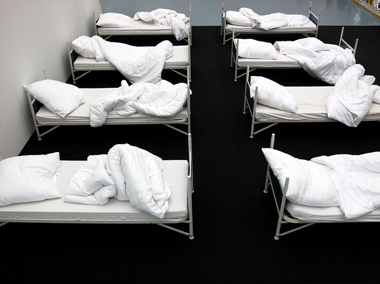 8 performer have been sleeping, 8 freiwillige Performerinnen/Performer schlafen 4 Stunden 5 Minuten lang bei der "GROSSE 2013".