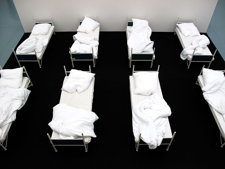 8 performer have been sleeping, 8 freiwillige Performerinnen/Performer schlafen 4 Stunden 5 Minuten lang bei der "GROSSE 2013".