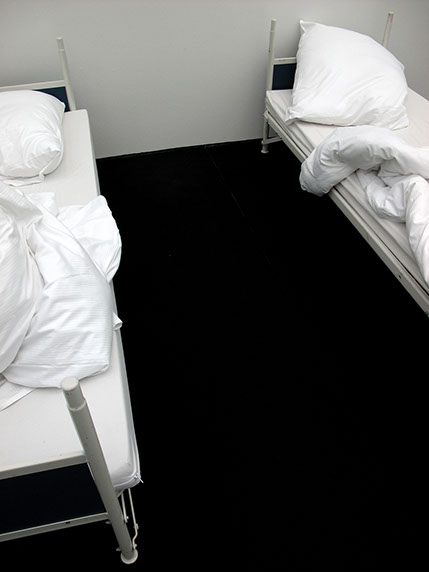 8 performer have been sleeping, 8 freiwillige Performerinnen/Performer schlafen 4 Stunden 5 Minuten lang bei der "GROSSE 2013".