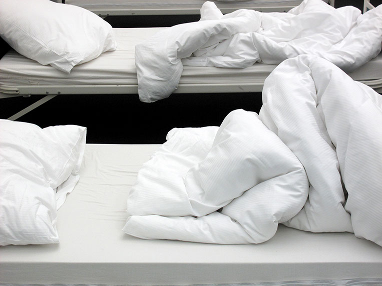 8 performer have been sleeping, 8 freiwillige Performerinnen/Performer schlafen 4 Stunden 5 Minuten lang bei der "GROSSE 2013".