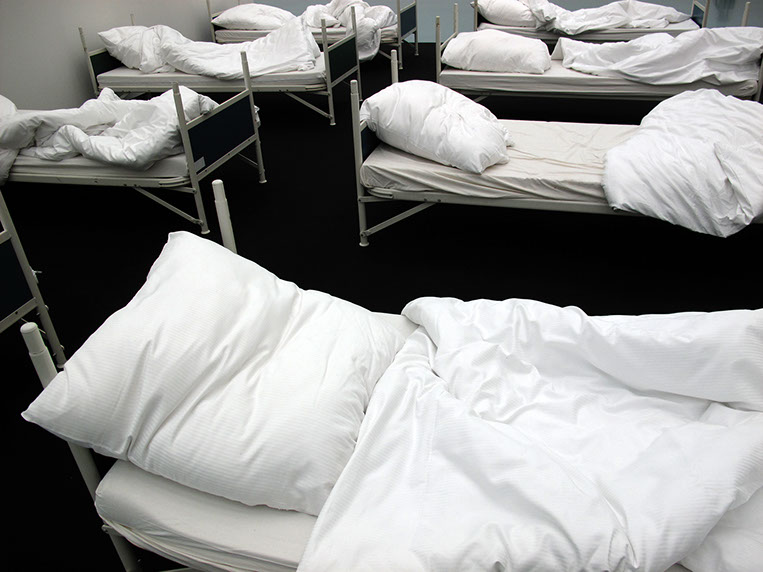 8 performer have been sleeping, 8 freiwillige Performerinnen/Performer schlafen 4 Stunden 5 Minuten lang bei der "GROSSE 2013".