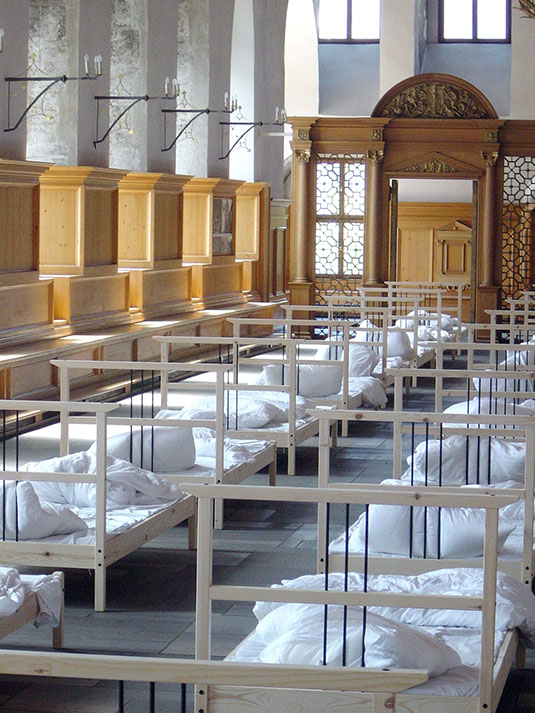 40 performer have been sleeping from 7 p.m. to 11 p.m. Blaue-Nacht-Art Competition 2009  Nürnberg, Germany