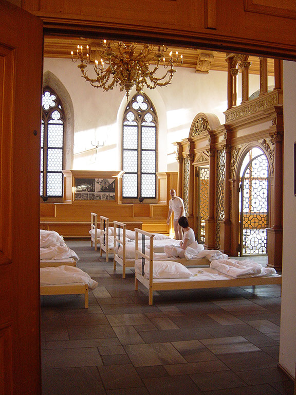 40 performer have been sleeping from 7 p.m. to 11 p.m. Blaue-Nacht-Art Competition 2009  Nürnberg, Germany