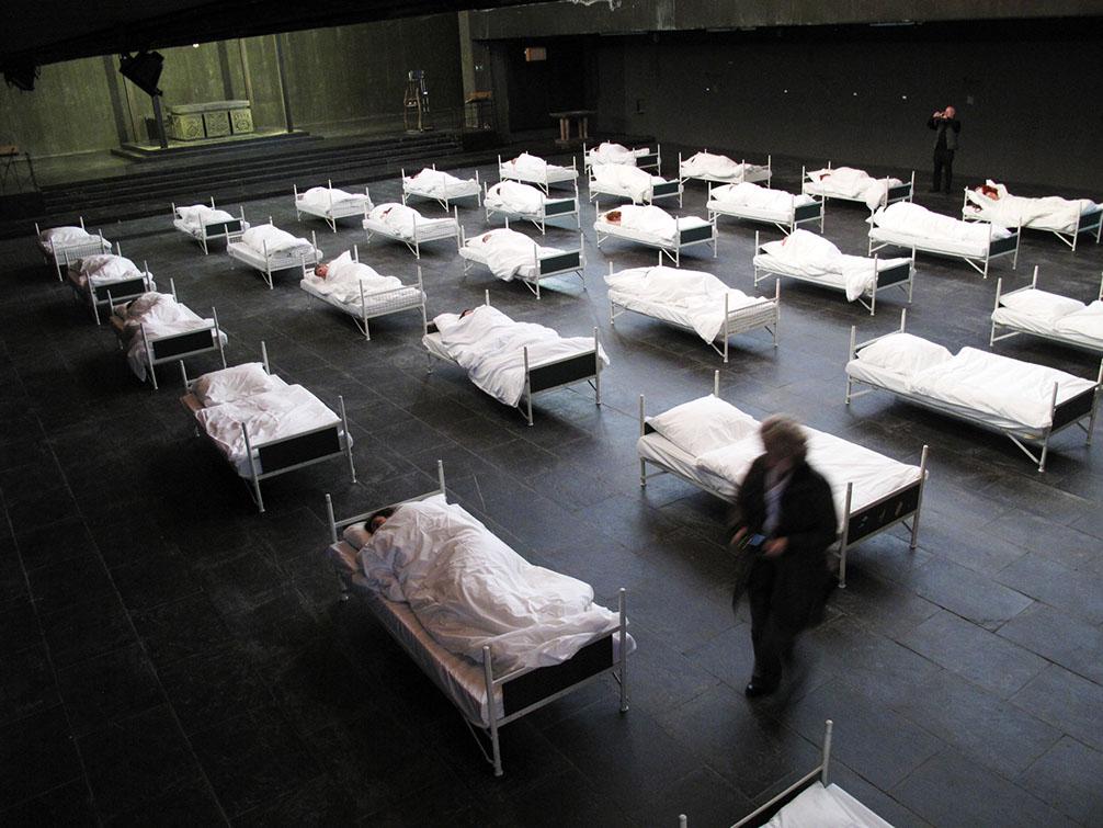 23 performer have been sleeping from 3 p.m. to 7 p.m. 23 freiwillige Performerinnen/Performer schlafen 4 Stunden lang bei der "1. Ruhrbiennale".