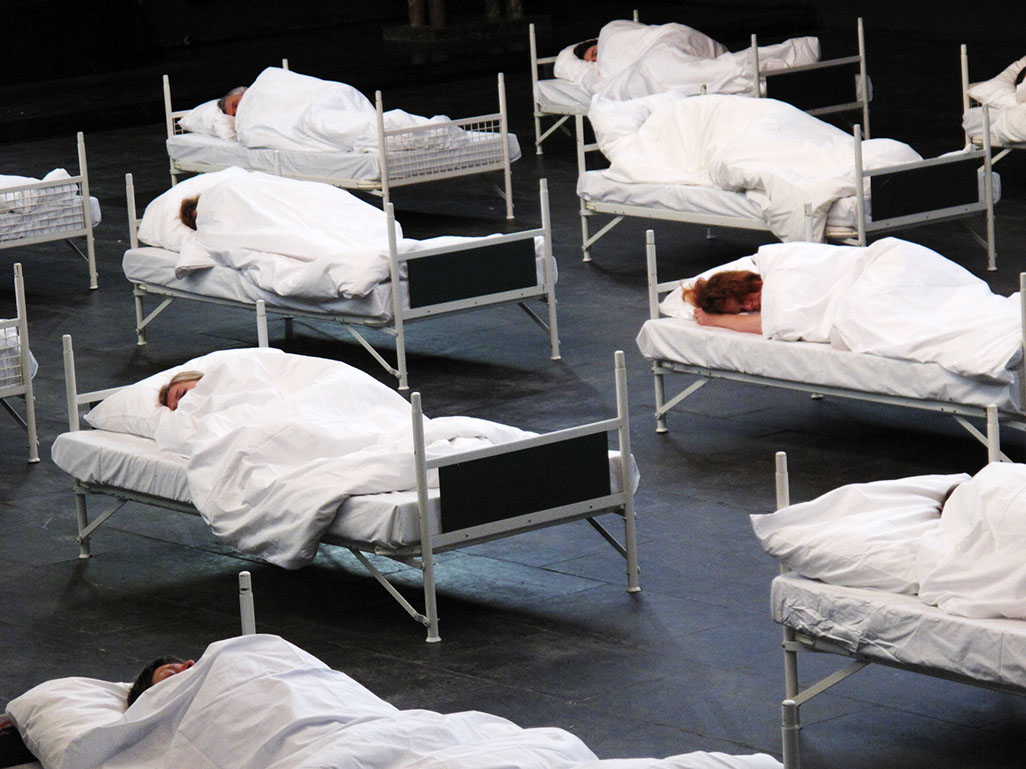 23 performer have been sleeping from 3 p.m. to 7 p.m. 23 freiwillige Performerinnen/Performer schlafen 4 Stunden lang bei der "1. Ruhrbiennale".