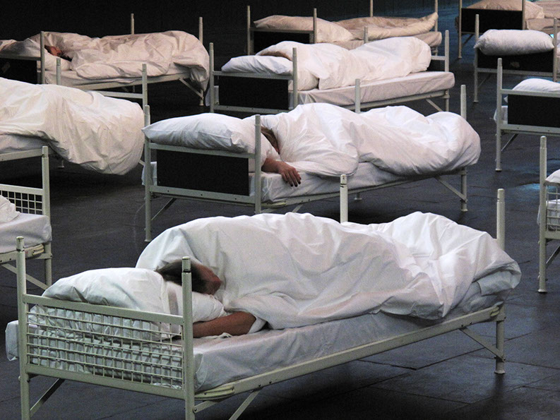 23 performer have been sleeping from 3 p.m. to 7 p.m. 23 freiwillige Performerinnen/Performer schlafen 4 Stunden lang bei der "1. Ruhrbiennale".