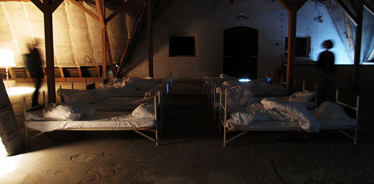 16 performer have been sleeping. 16 freiwillige Performerinnen/Performer schlafen 4 Stunden lang bei der OSTRALE´014.