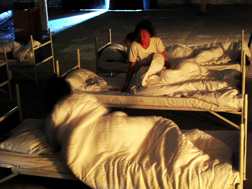 16 performer have been sleeping. 16 freiwillige Performerinnen/Performer schlafen 4 Stunden lang bei der OSTRALE´014.