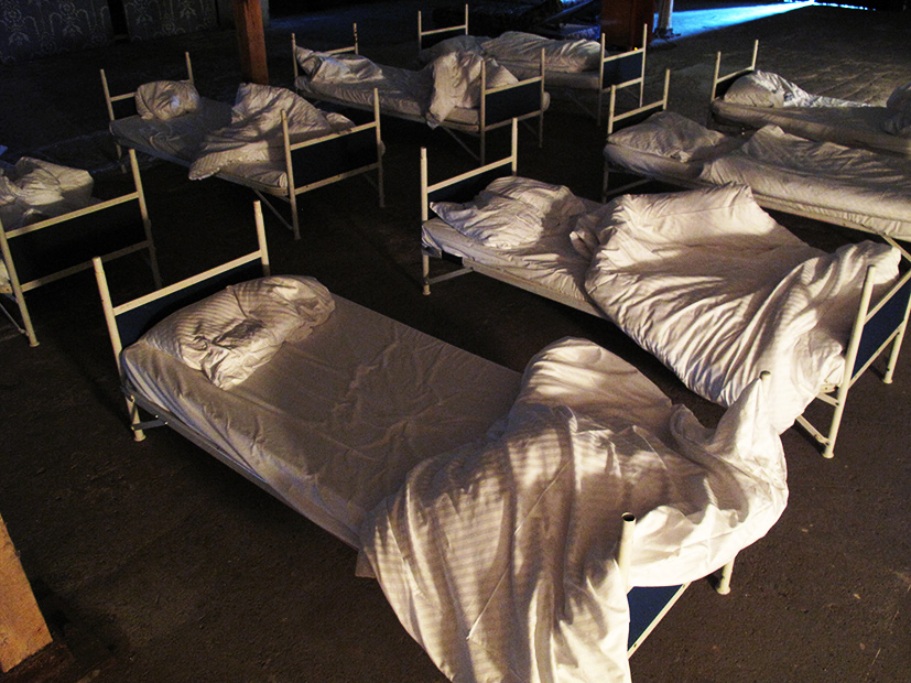 16 performer have been sleeping. 16 freiwillige Performerinnen/Performer schlafen 4 Stunden lang bei der OSTRALE´014.