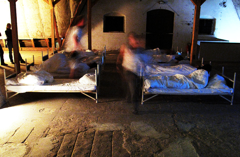 16 performer have been sleeping. 16 freiwillige Performerinnen/Performer schlafen 4 Stunden lang bei der OSTRALE´014.